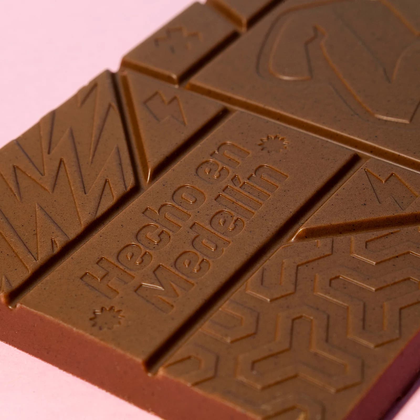 Detalle del chocolate con la inscripción «Hecho en Medellín» y figuras geométricas.