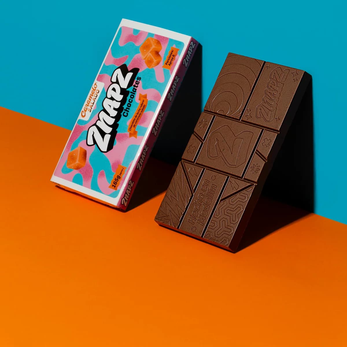 Empaque de Caramelo Salado junto a la barra de chocolate sin envolver.