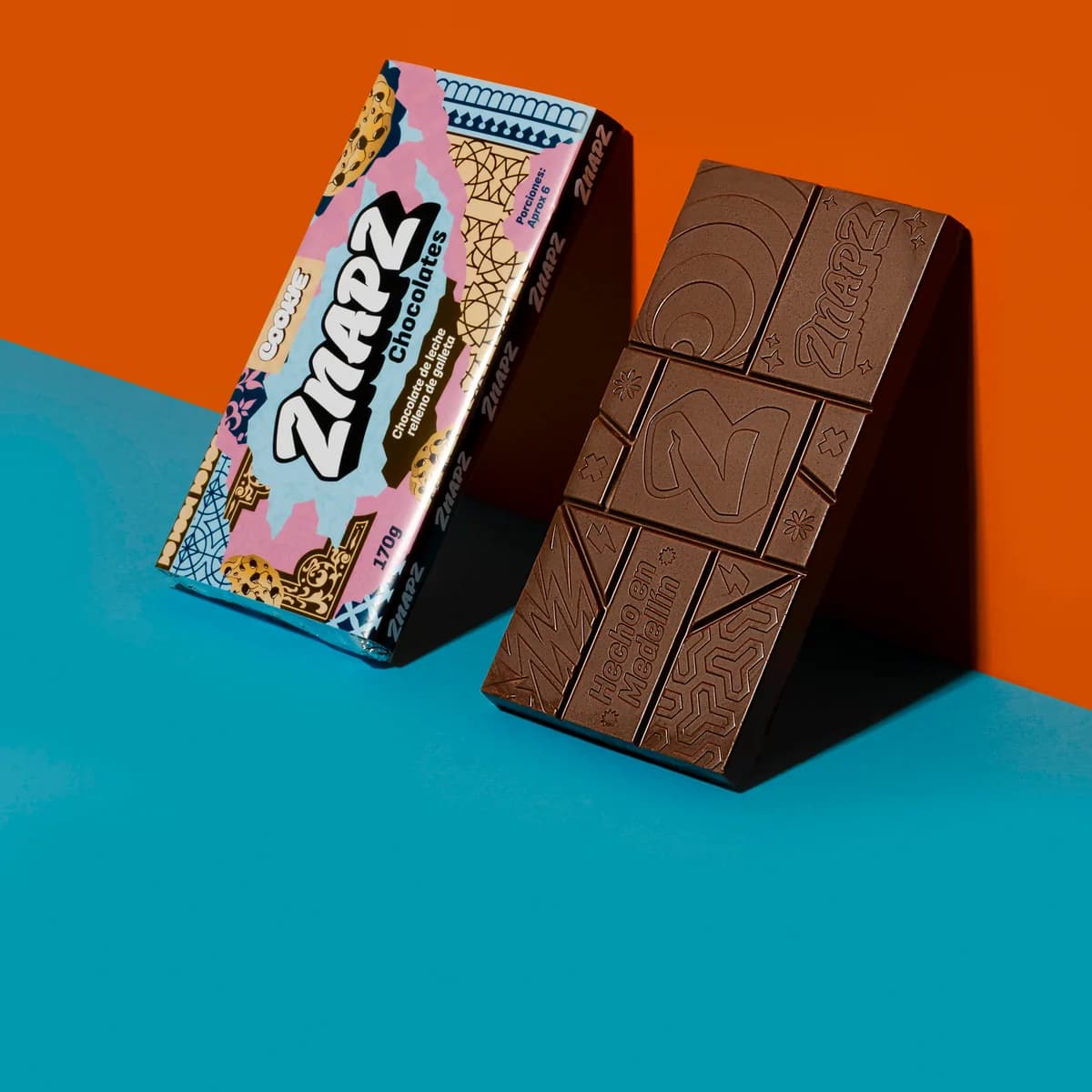 Empaque de Cookie junto a la barra de chocolate sin envolver.